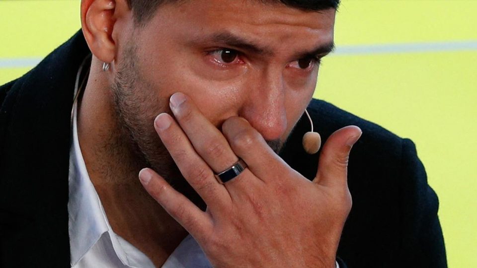 Sergio Agüero gözyaşlarıyla futbolu bıraktı